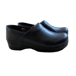 Sanita Womens Clogs size 37 (6.5)